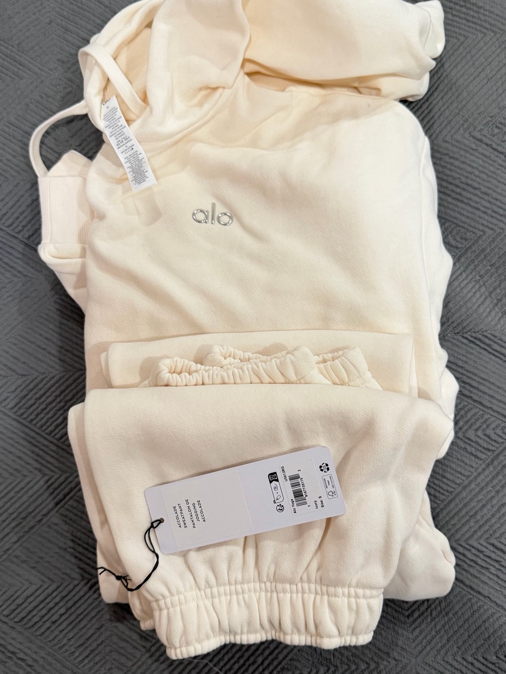 ALO Yoga Ivory Accolade Sweatpant & Hoodie Sweatshirt Set